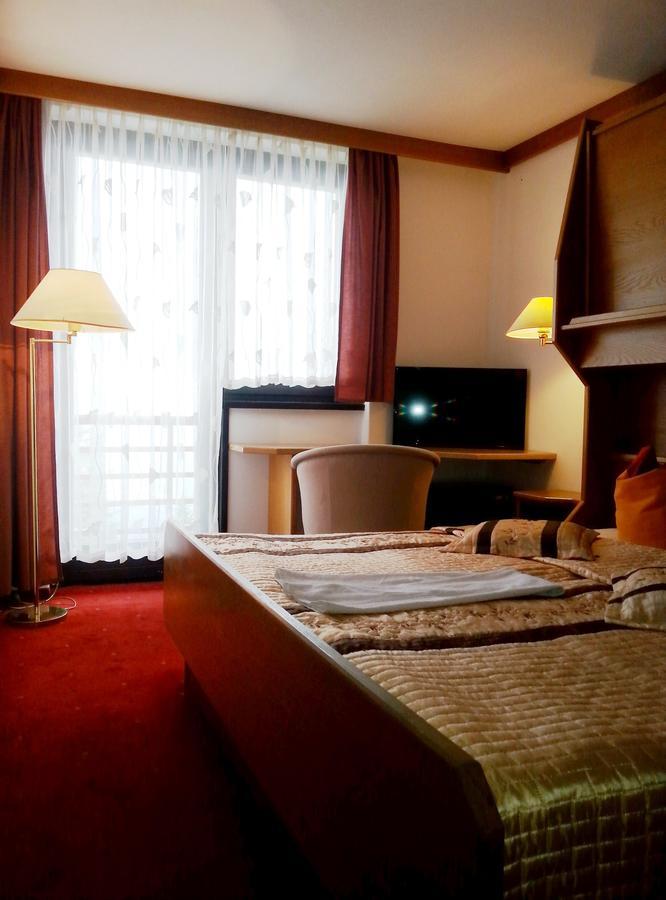 Hotel Alpinum Treffen Bagian luar foto