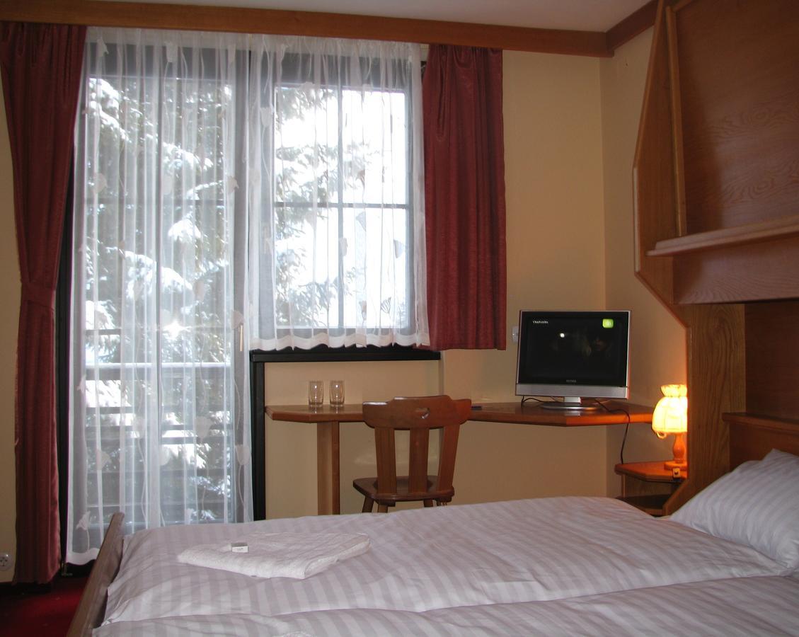 Hotel Alpinum Treffen Bagian luar foto